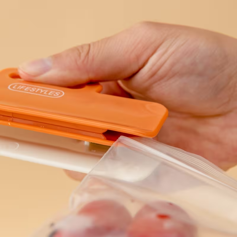 Two large household food moisture-proof and freshness-preserving sealing clips