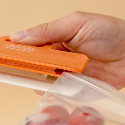 Two large household food moisture-proof and freshness-preserving sealing clips